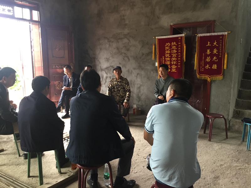 1537861271106796.jpg 四川應(yīng)用技術(shù)職業(yè)學(xué)院深入開展精準扶貧工作_副本.jpg