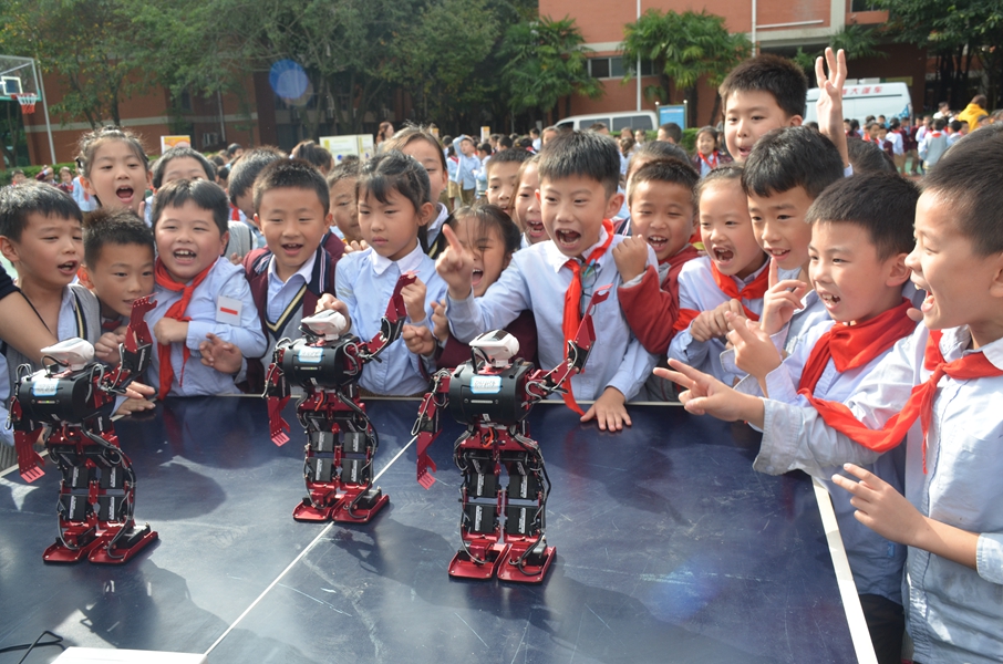 1572858193591743.jpg “移動科技館進校園”活動在德外小學開展.JPG