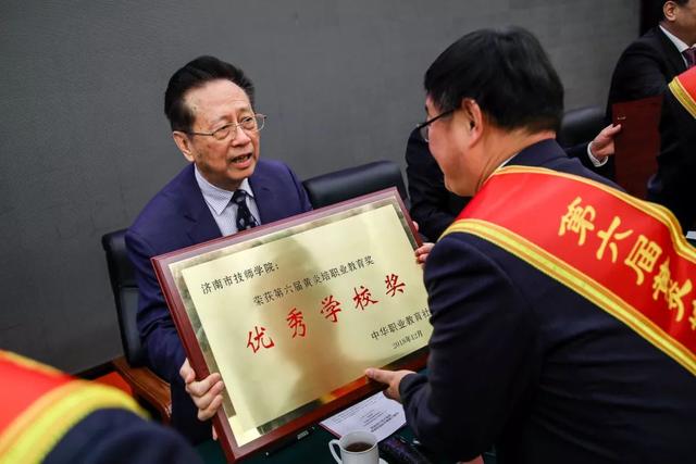 黃炎培職業(yè)教育獎(jiǎng)揭曉，向獲獎(jiǎng)?wù)咦ＹR！