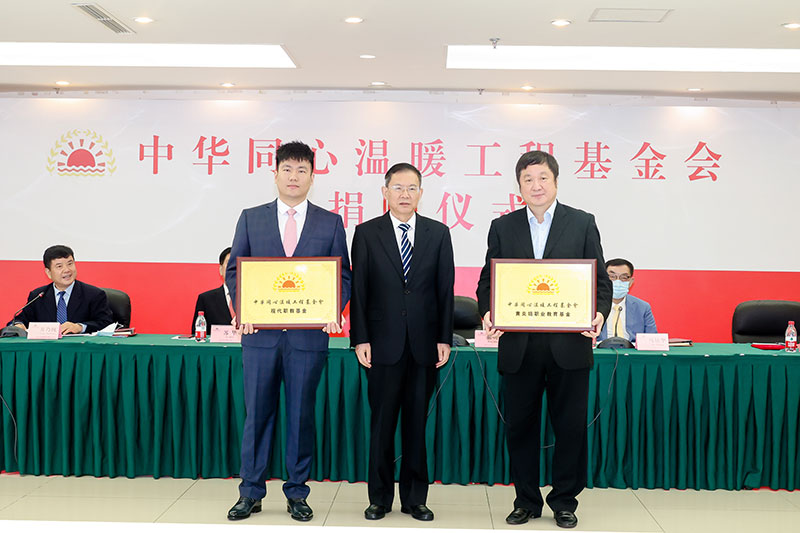 郝明金向?qū)m椈痤C授銅牌.jpg 郝明金向?qū)m椈痤C授銅牌.jpg