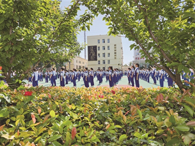 靈寶職業(yè)中等學校的學生正在學校操場上做著體操。調(diào)研組成員們被這些祖國花朵們釋放出的朝氣蓬勃的精氣神所打動。本報特邀委員記者 黃宇光 攝.jpg