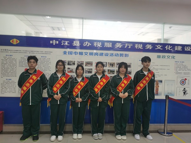 中江職中財經(jīng)商貿(mào)系學(xué)生參與稅務(wù)局稅收科普活動，助力稅法知識普及2.jpg