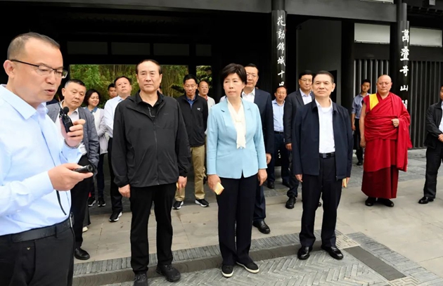 考察組在世園會(huì)主會(huì)場(chǎng)中華園藝展區(qū)成都園聽取有關(guān)情況介紹。記者 姜寒冬 攝.jpg