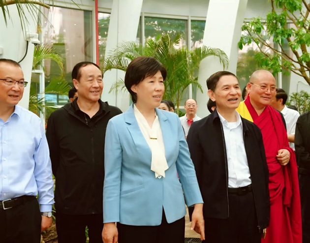 考察組在世園會(huì)主會(huì)場(chǎng)植物館考察展陳情況。記者 姜寒冬 攝.jpg