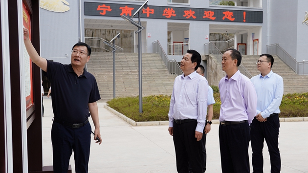 蘇華一行來到寧南中學北校區(qū)，詳細了解我縣教育發(fā)展情況。_副本.jpg
